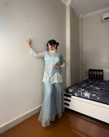 this Indo-Western outfit blends elegance with modern style. π«