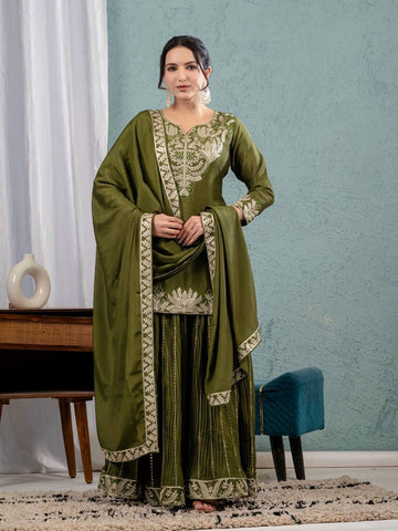 Luxurious outfit with golden accents and floral embroidery